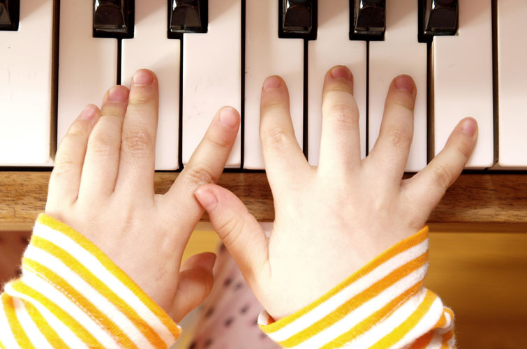 Чому слід записати дитину на уроки фортепіано – вчені